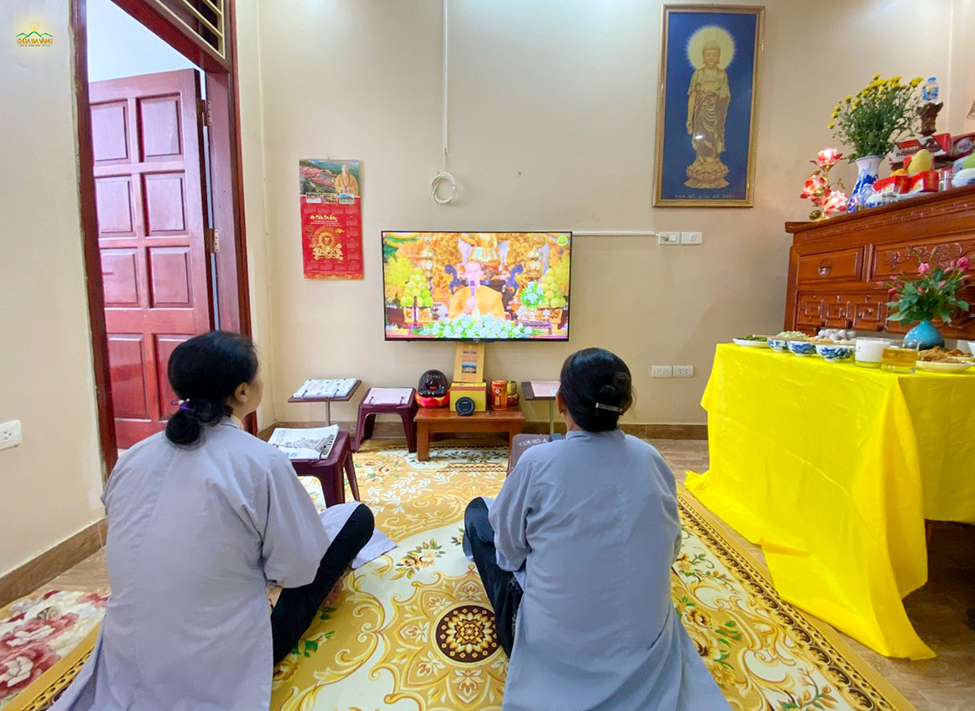 Các Phật tử chùa Ba Vàng lắng nghe Đại Đức Giới sư giảng giải về lợi ích của tu tập Bát Quan Trai giới (ảnh năm 2021)  