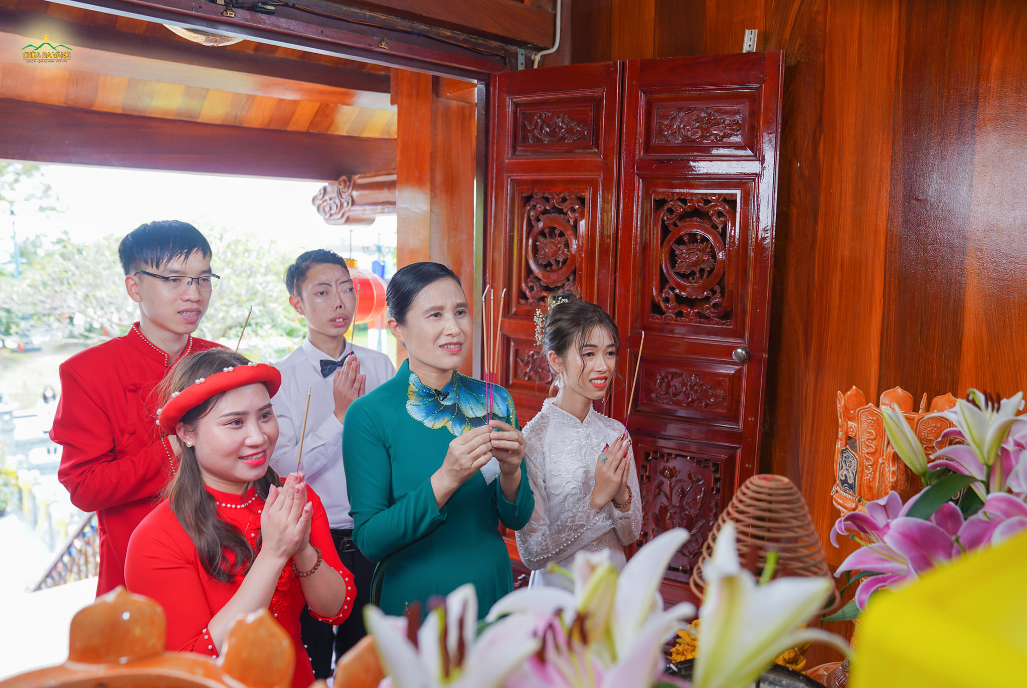 Cô Phạm Thị Yến hướng dẫn các tân lang tân nương bạch lễ trước tượng Đức Quan Âm tại chùa Một Cột