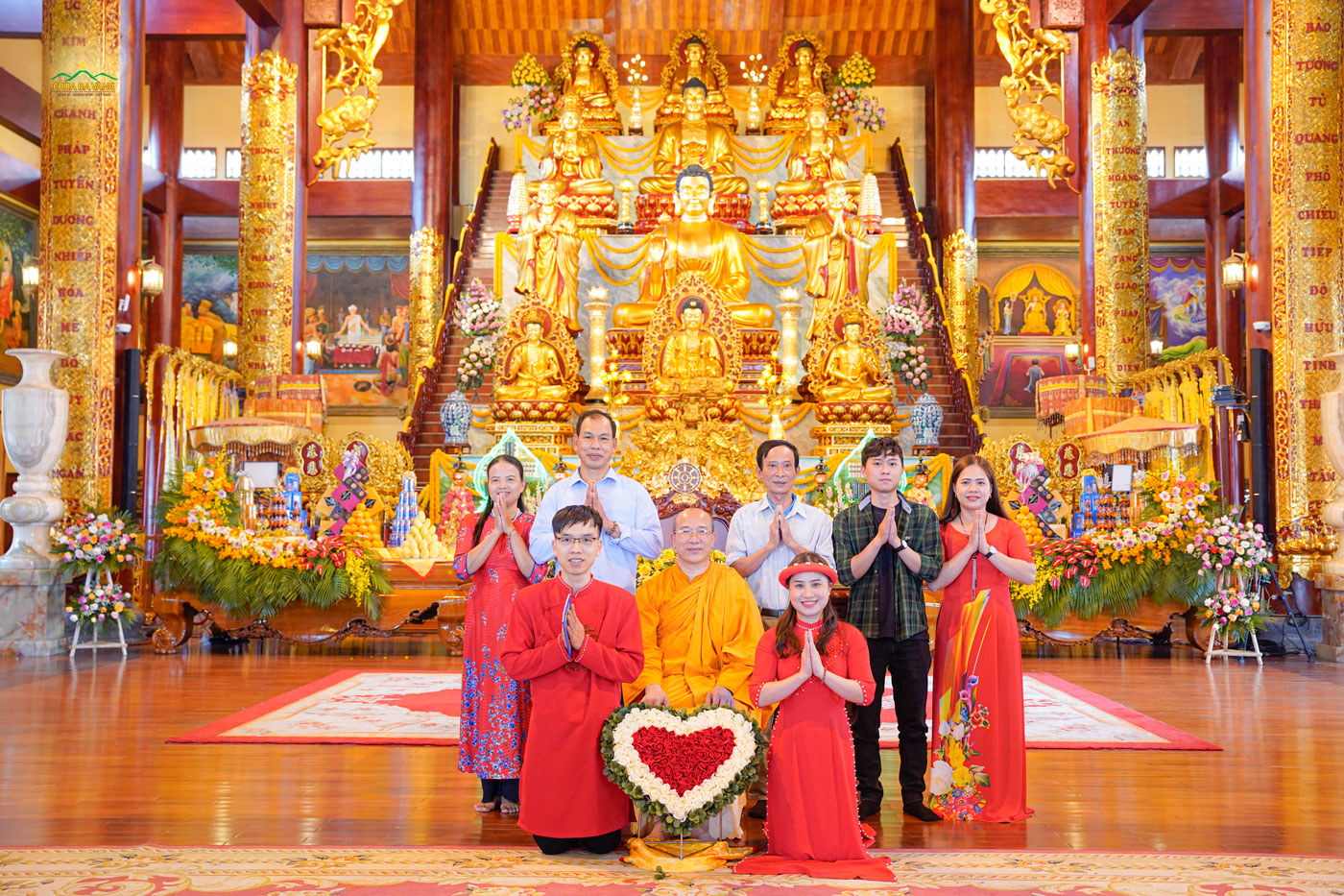 Gia đình anh Phạm Tiến Thức hạnh phúc khi được chụp ảnh lưu niệm với Sư Phụ Thích Trúc Thái Minh  
