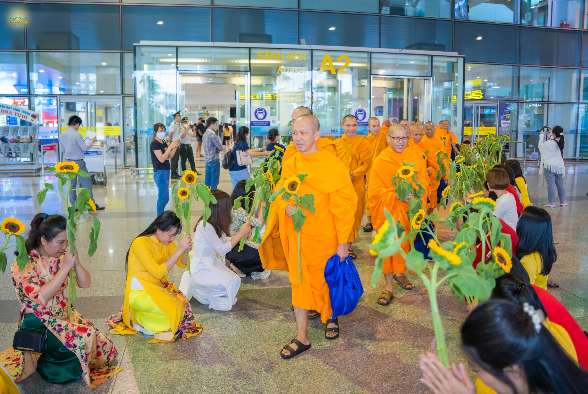 Các Phật tử chùa Ba Vàng thành kính dâng những đóa hoa tươi thắm cúng dường chư Tôn đức Tăng chùa Dhammakaya
