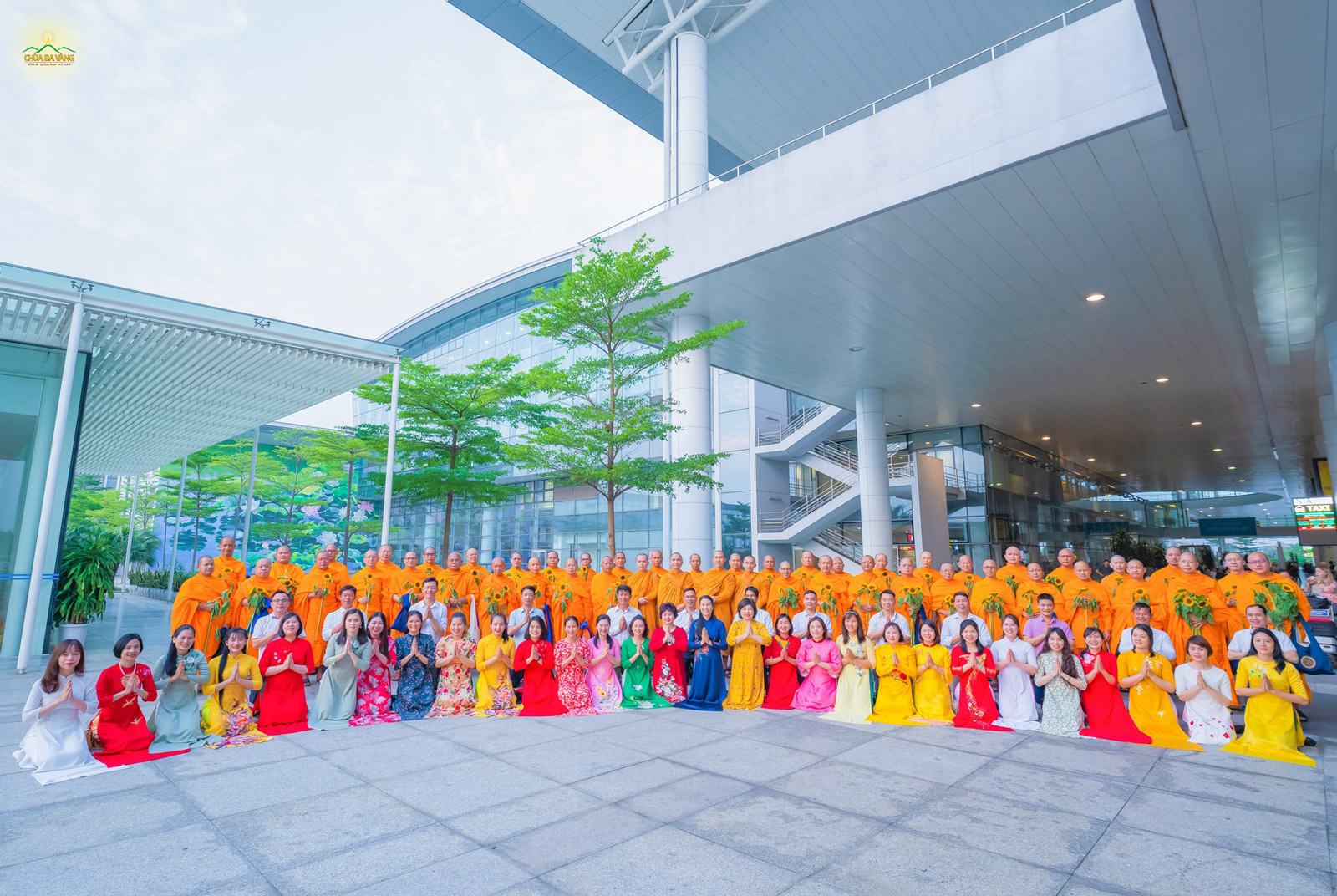 Phái đoàn chư Tôn đức Tăng Thái Lan cùng chụp ảnh lưu niệm với đại diện chư Tăng và Phật tử chùa Ba Vàng  