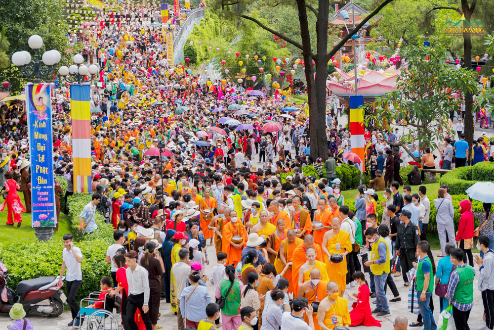 Hàng vạn người về chùa Ba Vàng tham gia lễ sớt bát cúng dường chư Tăng trong tiết trời thuận lợi, mát mẻ  