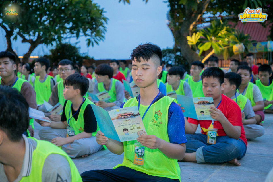 Các bạn khóa sinh chăm chú đọc tụng lời nguyện cầu buổi sáng dành cho tuổi trẻ(ảnh năm 2020)  