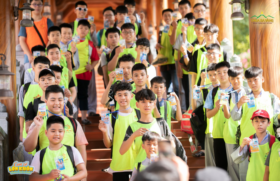 Các bạn khóa sinh vô cùng hào hứng, hạnh phúc khi được về chùa Ba Vàng tham gia khóa tu mùa hè (ảnh năm 2020)  