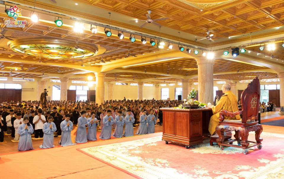 Buổi giảng về hiếu đạo của Sư Phụ Thích Trúc Thái Minh và hàng nghìn bạn trẻ trong khóa tu mùa hè. (Ảnh minh họa năm 2019)  