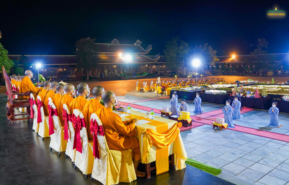 Phật tử dâng lời tác bạch thỉnh cầu chư Tăng tác Lễ Cầu siêu phả độ gia tiên cũng như dâng phẩm vật cúng dường trên Sư Phụ Thích Trúc Thái Minh và chư Tôn đức Tăng chùa Ba Vàng (Ảnh năm 2021).  