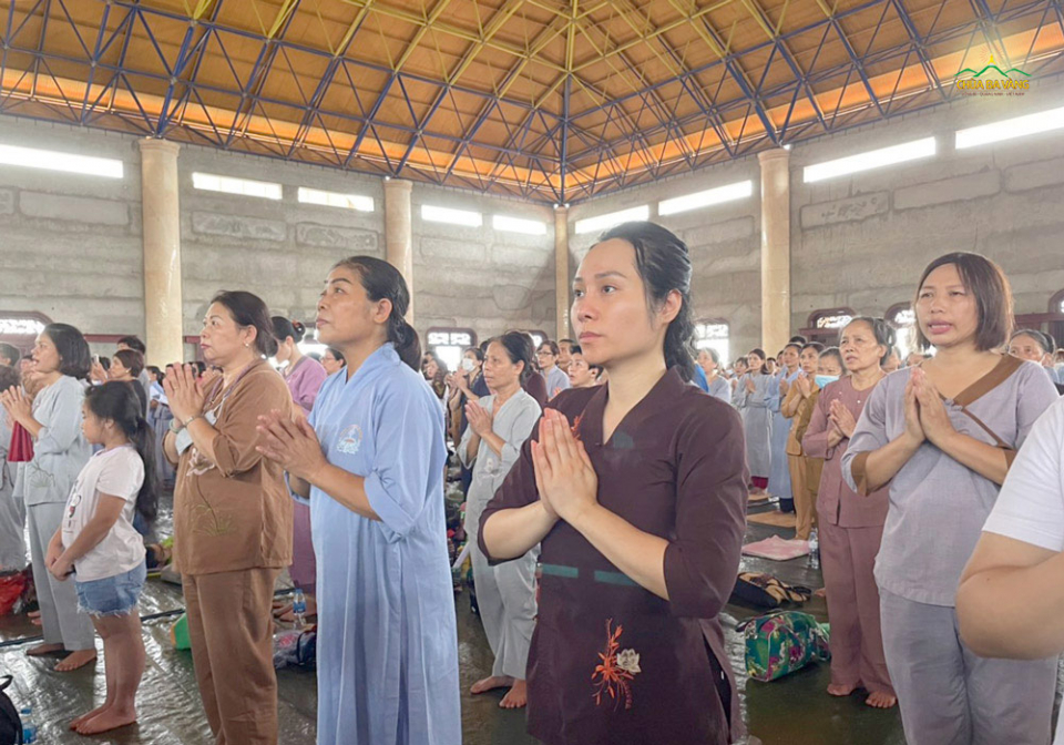 Chị Trang cùng các Phật tử hướng tâm tham dự buổi lễ  