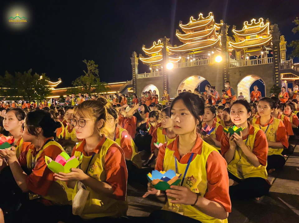 Nguyễn Thị Yến Nhi (hàng đầu phía bên phải) trong đêm dâng đăng  