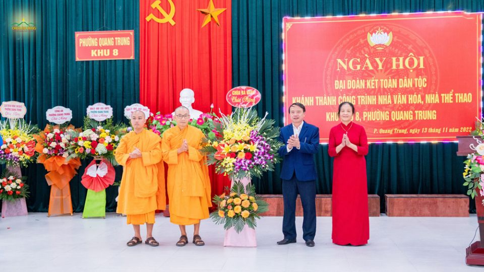 Đại diện chư Tăng chùa Ba Vàng tham dự và chúc mừng “Ngày hội đại đoàn kết toàn dân” diễn ra tại khu 8, phường Quang Trung  