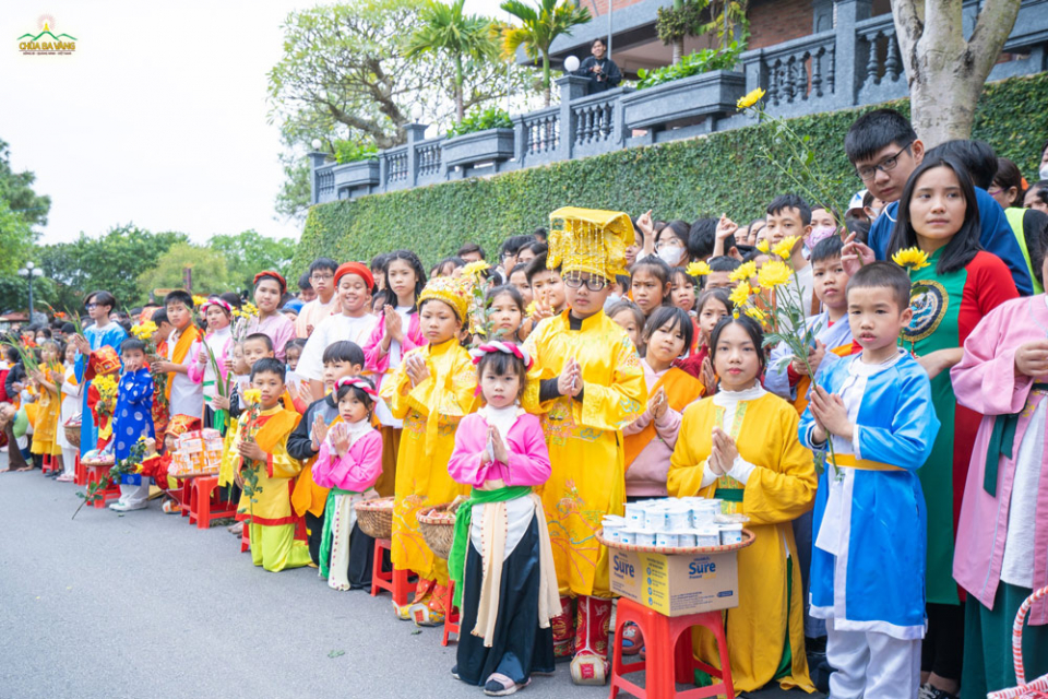 Trong trang phục cổ xưa, các khóa sinh CLB La Hầu La đã tham gia lễ đặt bát cúng dường nhân dịp sinh nhật Phật hoàng Trần Nhân Tông tại chùa Ba Vàng
