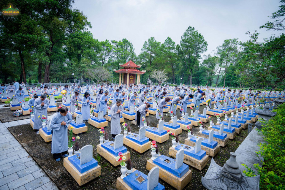 Các Phật tử dâng hương lên mộ các anh hùng đã ну sinh vì tương lai của Tổ quốc