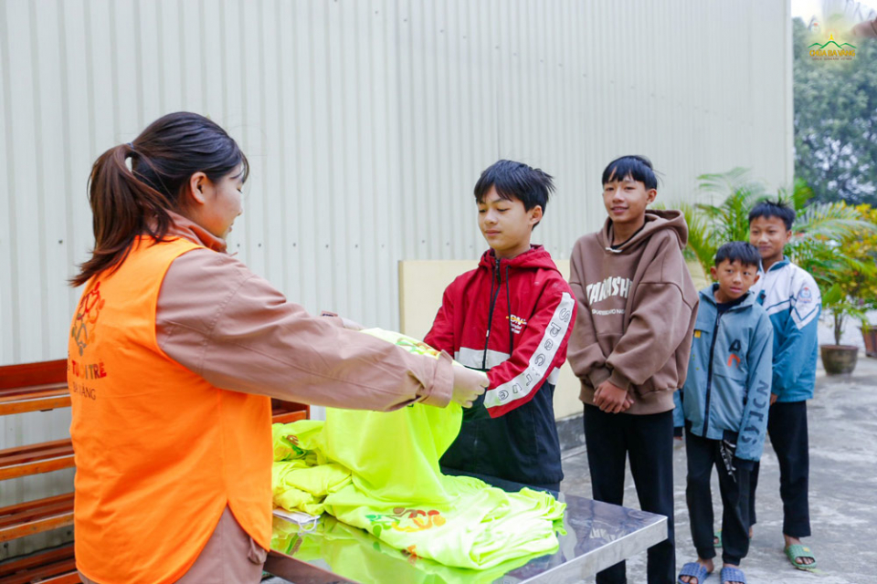 Các bạn khóa sinh tại chùa Đế Thích - Nghệ An nhận áo lưới đồng phục từ chị tình nguyện viên  