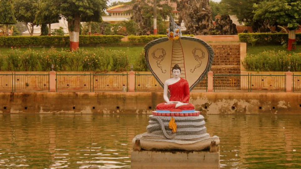 Tượng rắn thần Muchalinda che mưa cho Đức Phật (nguồn ảnh internet)  