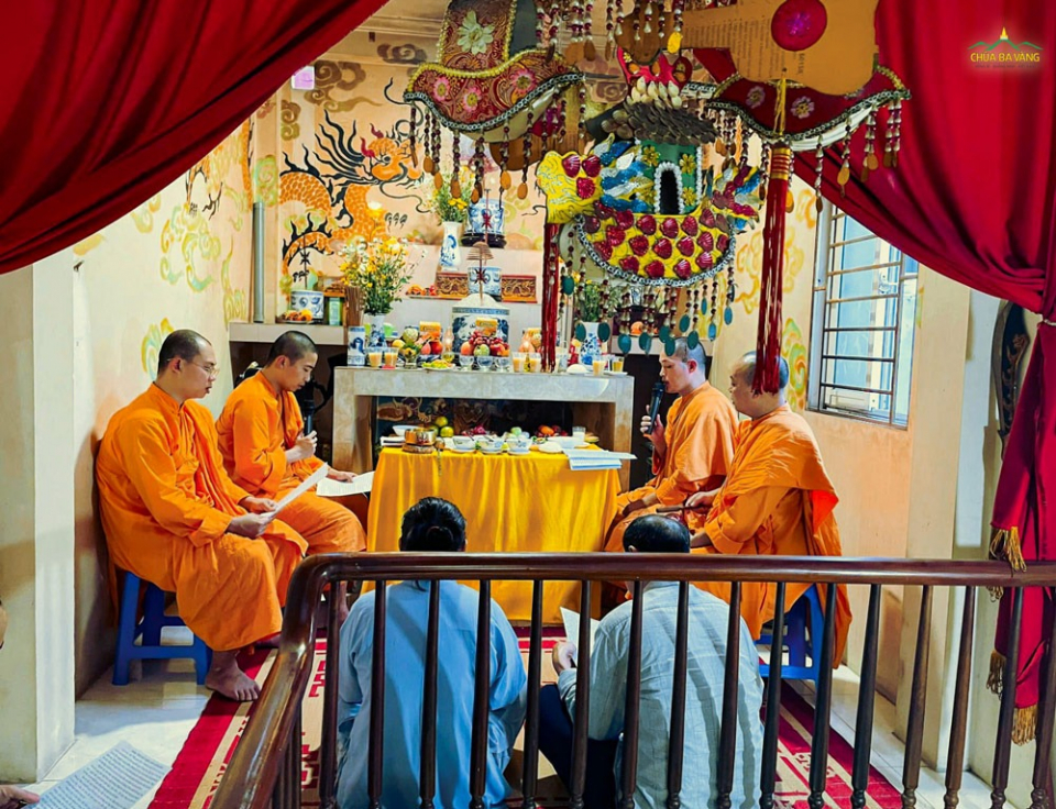 Hứa khả cho sự thỉnh cầu của các Phật tử, đại diện chư Tăng đã đến tác lễ giải bỏ điện thờ, cây hương ngoài trời cho gia đình Phật tử Tạ Thị Thái (đạo tràng Minh Long Hà Đông - Hà Nội)  