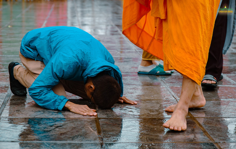 Trong tiết trời se lạnh, ẩm ướt của ngày lập xuân, chư Tăng tự tại đi chân trần khất thực. Quý nhân dân, Phật tử không khỏi xúc động, thành kính đảnh lễ sát đất chư Tăng đang thực hành pháp đầu đà cao quý.  