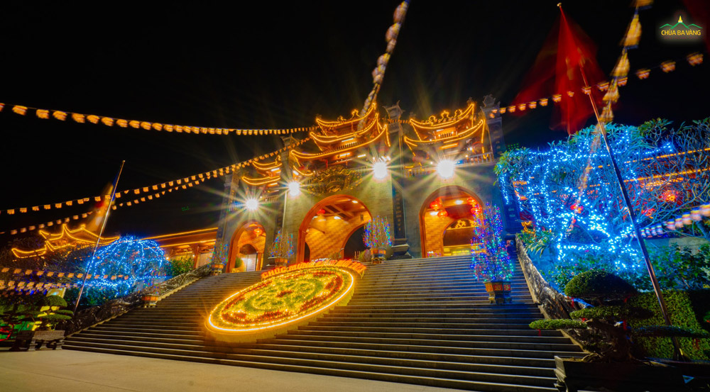 Về đêm, các cung đường tại chùa Ba Vàng mang nét đẹp thanh tịnh, trầm lắng  