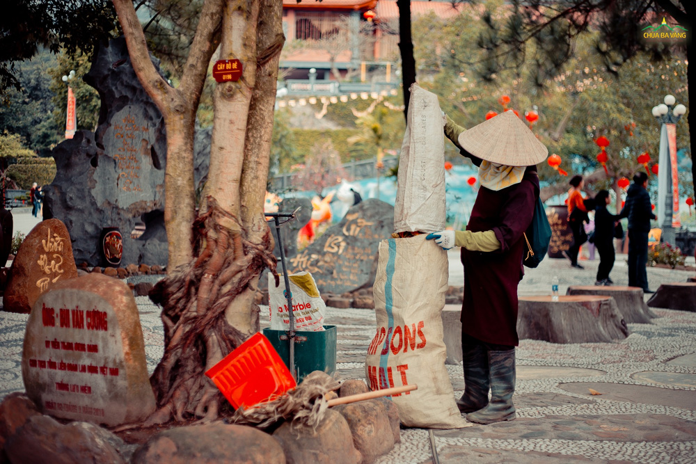 Chùa Ba Vàng sạch đẹp, trang nghiêm không thể thiếu công sức dọn dẹp vệ sinh hàng ngày của các Phật tử chùa Ba Vàng  