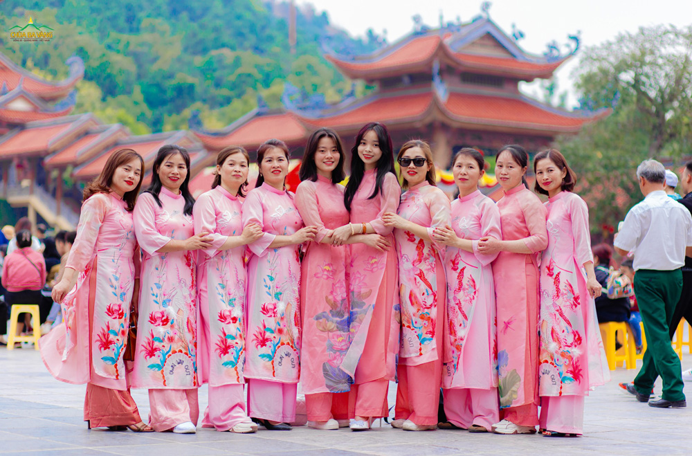 Các du khách cùng nhau lưu lại những bức ảnh thật đẹp, hạnh phúc trong chuyến du xuân đầu năm mới tại chùa Ba Vàng  