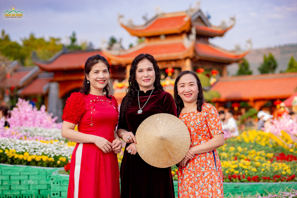 Trong dịp Tết Quý Mão, nhiều du khách đã diện những chiếc áo dài về chùa Ba Vàng du xuân để lan tỏa nét đẹp truyền thống của dân tộc đến với mọi người  