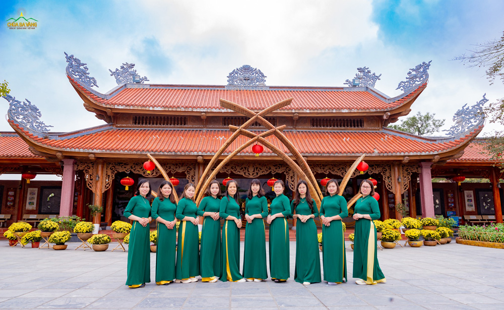 Những tà áo dài duyên dáng và thanh lịch được các du khách diện trong chuyến du xuân tại chùa Ba Vàng  