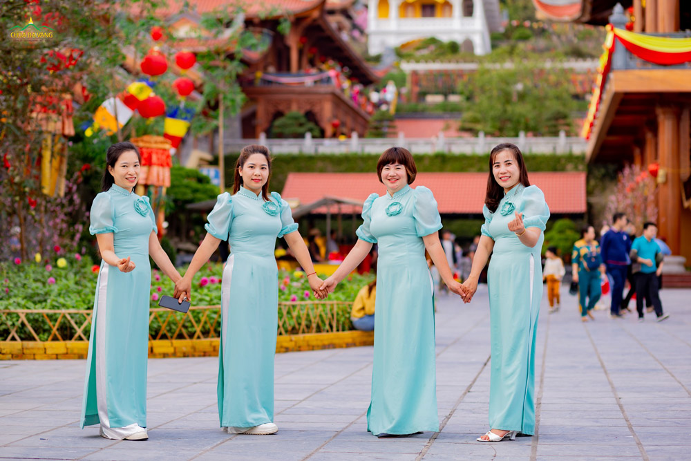 Những tà áo nhẹ nhàng, thướt tha làm tôn lên vẻ đẹp truyền thống của người dân đất Việt từ bao đời nay  