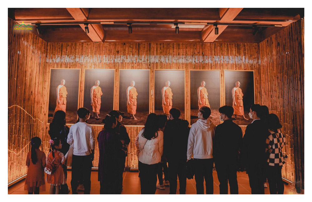 Hình ảnh những bước chân hành thiền của Thầy trụ trì Thích Trúc Thái Minh được trưng bày trong khu 