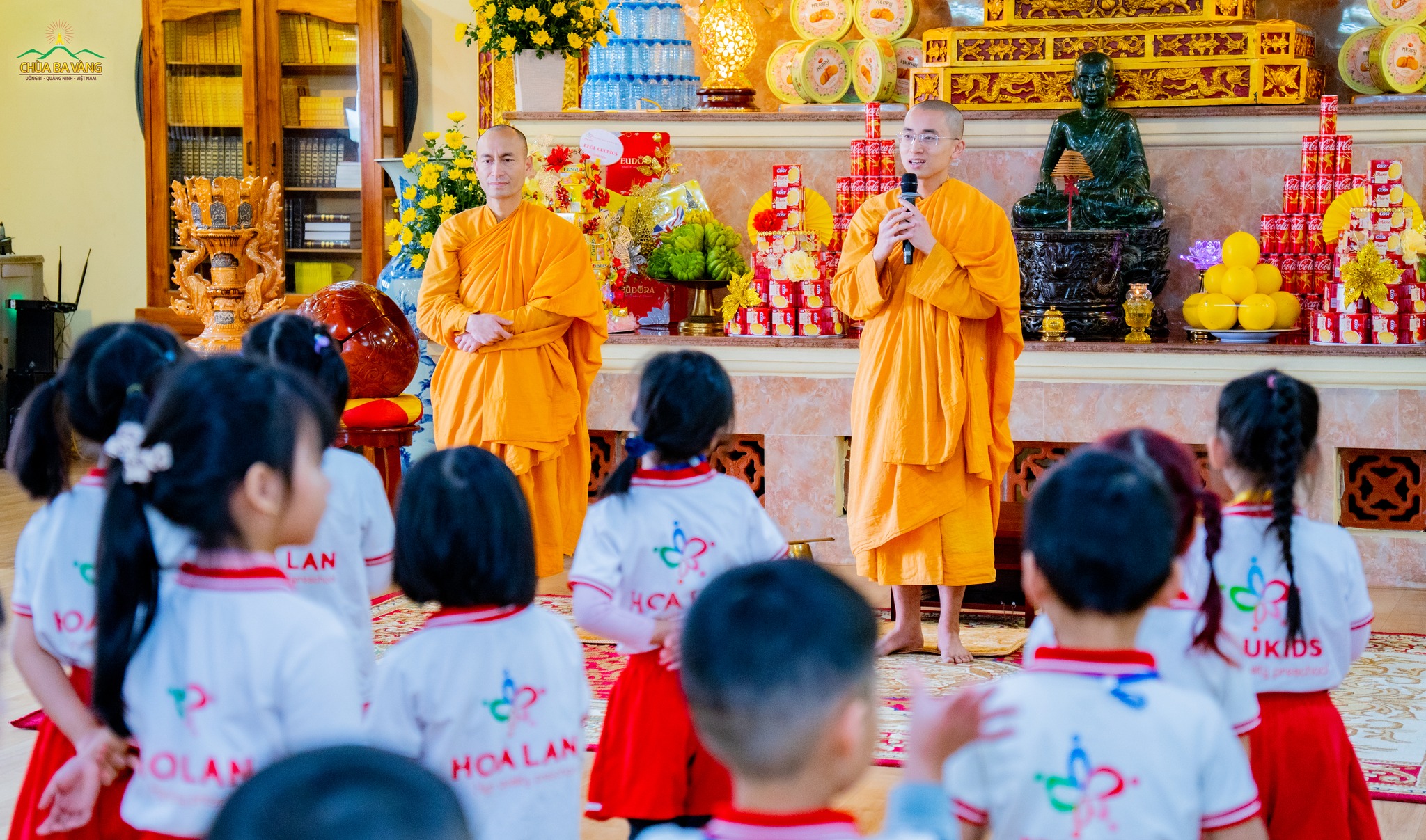 Chư Tăng hướng dẫn các bạn nhỏ về cách lễ Phật  