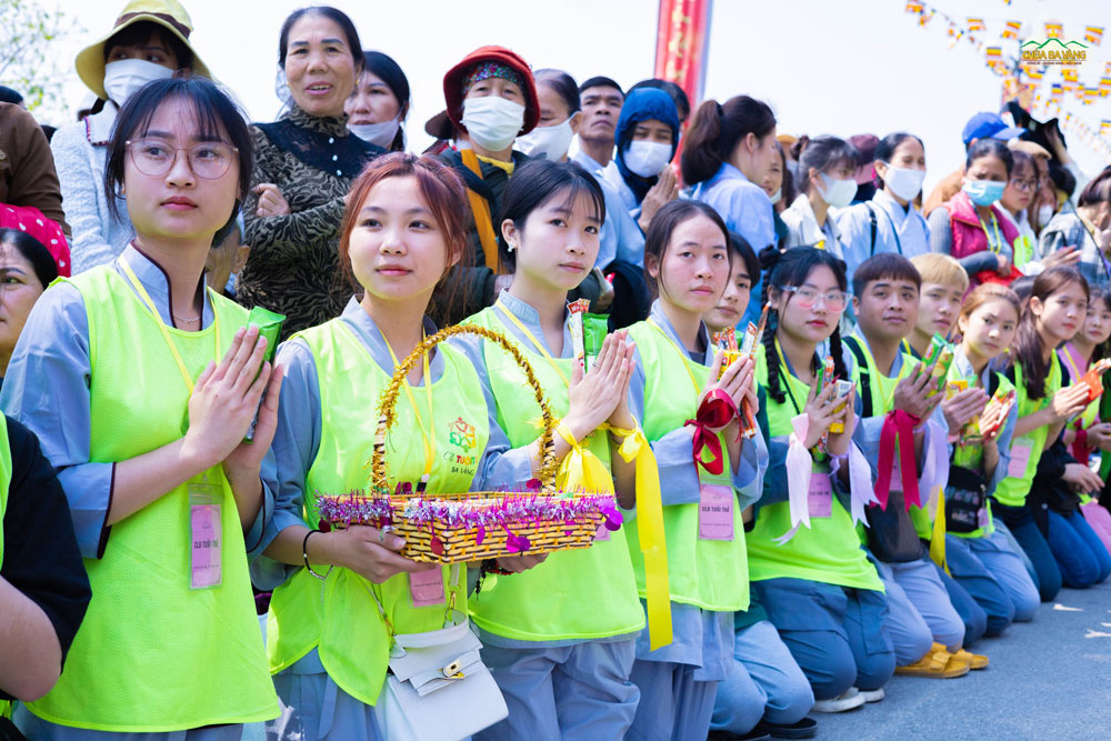 Nhân kỷ niệm ngày Thái tử Tất Đạt Đa xuất gia, các thành viên trong CLB Tuổi Trẻ Ba Vàng đã về chùa cầu thỉnh đặt bát cúng dường chư Tăng