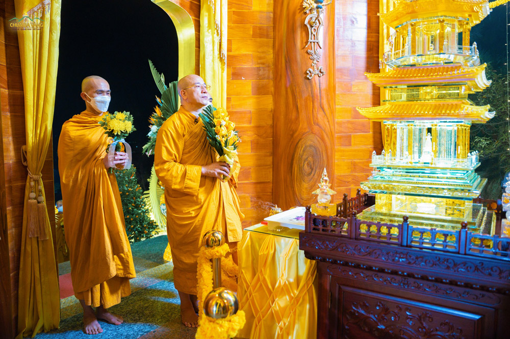Sư Phụ Thích Trúc Thái Minh cùng chư Tăng dâng hoa cúng dường Xá Lợi Phật  