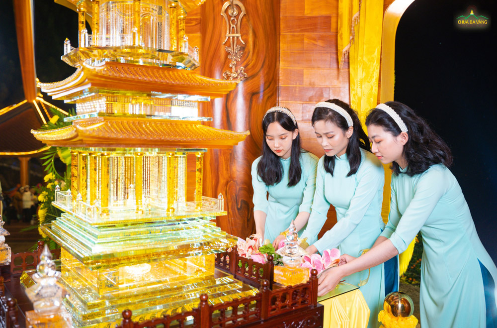 Các Phật tử thành kính dâng hoa cúng dường kim thân Xá Lợi Phật  