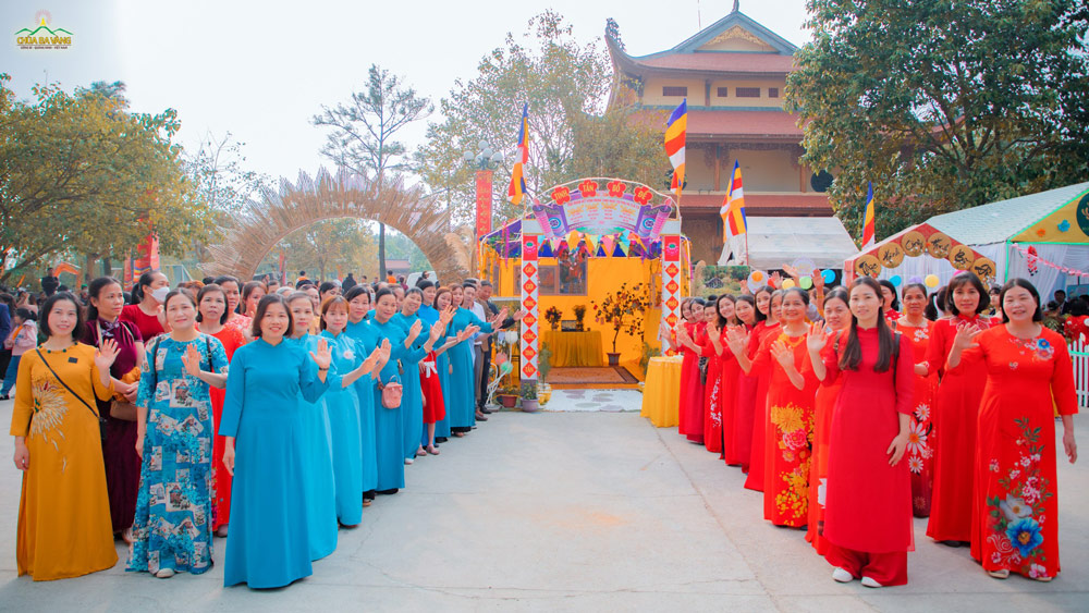 Những tà áo dài rực rỡ sắc màu làm tôn lên nét đẹp vốn có của người phụ nữ Việt Nam  