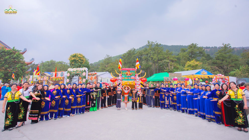 Trong những bộ trang phục đặc trưng vùng miền, các Phật tử hân hoan tham gia hội trại lục hòa