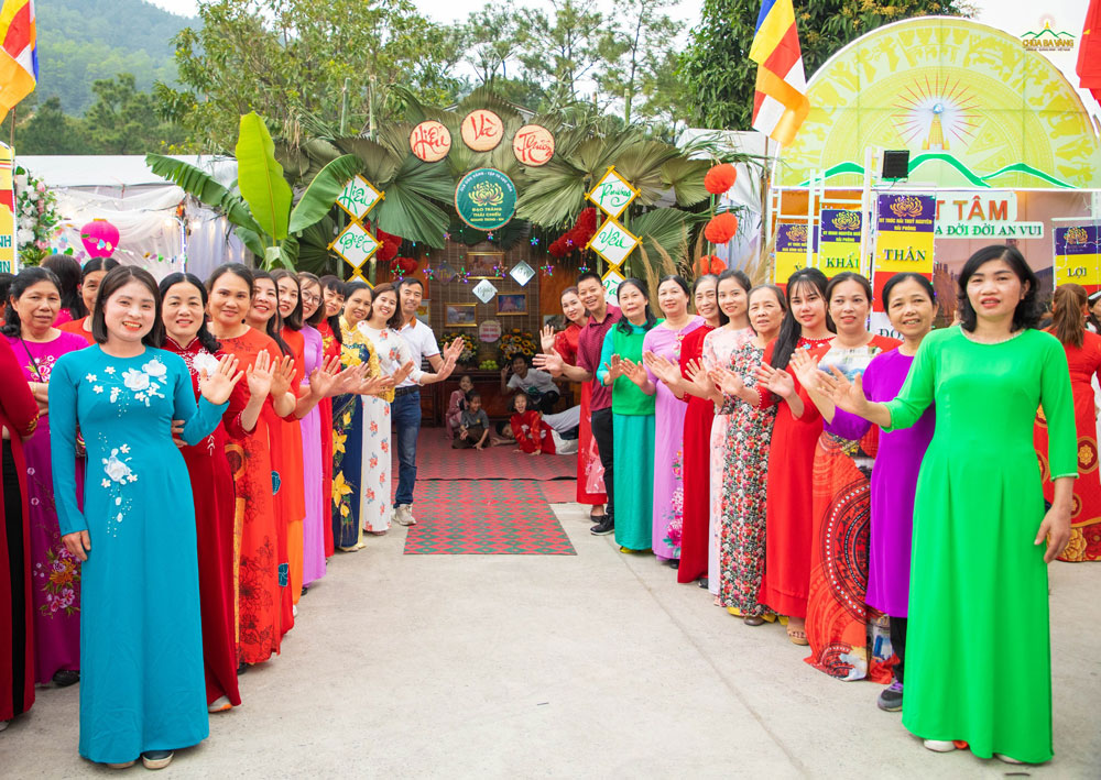 Trong tà áo dài truyền thống, các nữ Phật tử toát lên nét đẹp của người phụ nữ Việt Nam  