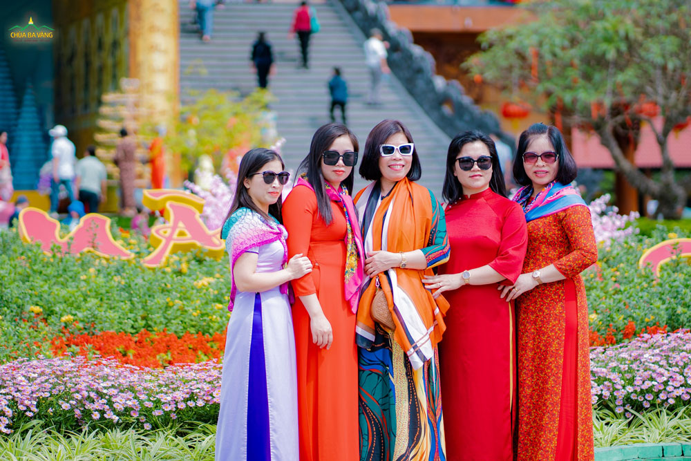 Chiếc áo dài là trang phục truyền thống và được nhiều người lựa chọn trong chuyến về chùa du xuân đầu năm  