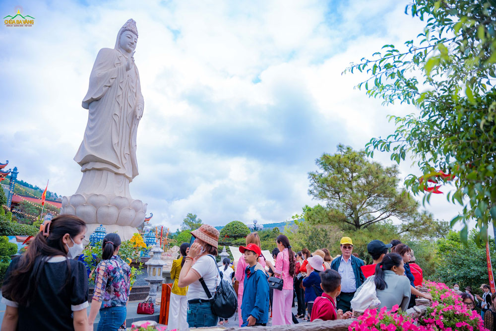 Đông đảo nhân dân, Phật tử, du khách thập phương về chùa Ba Vàng du xuân, lễ Phật  