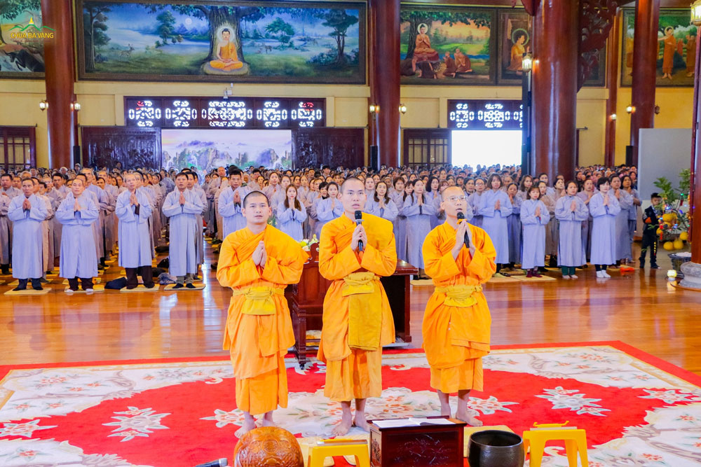 Tại chính điện tầng 2, Chư Tăng chùa Ba Vàng tác lễ bạch Phật bước vào khóa lễ truyền Bát Quan Trai giới ngày 08/02 Nhuận/Quý Mão  