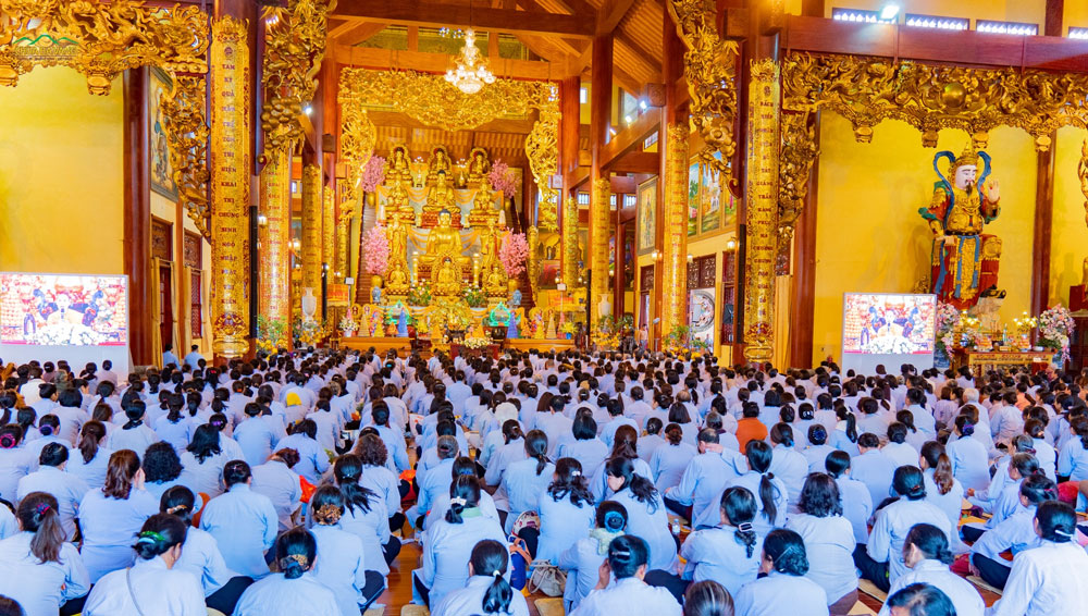 Ngôi đại hùng bảo điện chùa Ba Vàng chật kín Phật tử tu học  