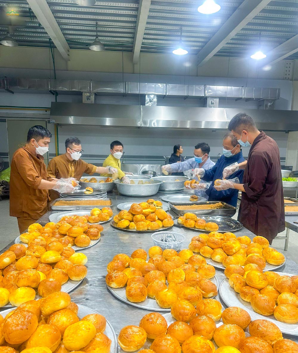 Để chuẩn bị cho các bạn một bữa sáng đầy đủ dinh dưỡng, từ hôm qua, các Phật tử trong CLB Cúc Vàng đã tiến hành chuẩn bị 800 chiếc hamburger rất đặc biệt.  