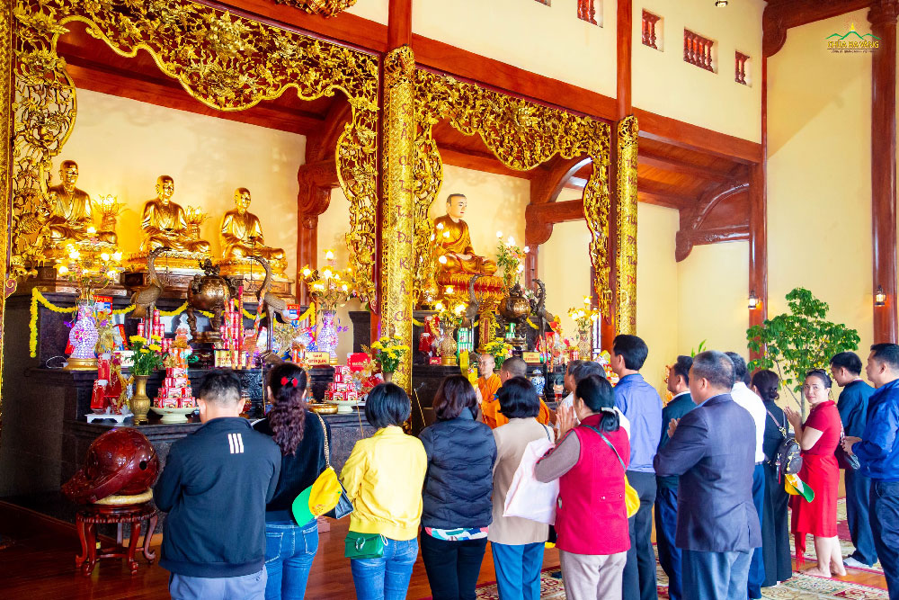 Đoàn dân vận tỉnh Nghệ An dâng hương tại Tổ đường chùa Ba Vàng  