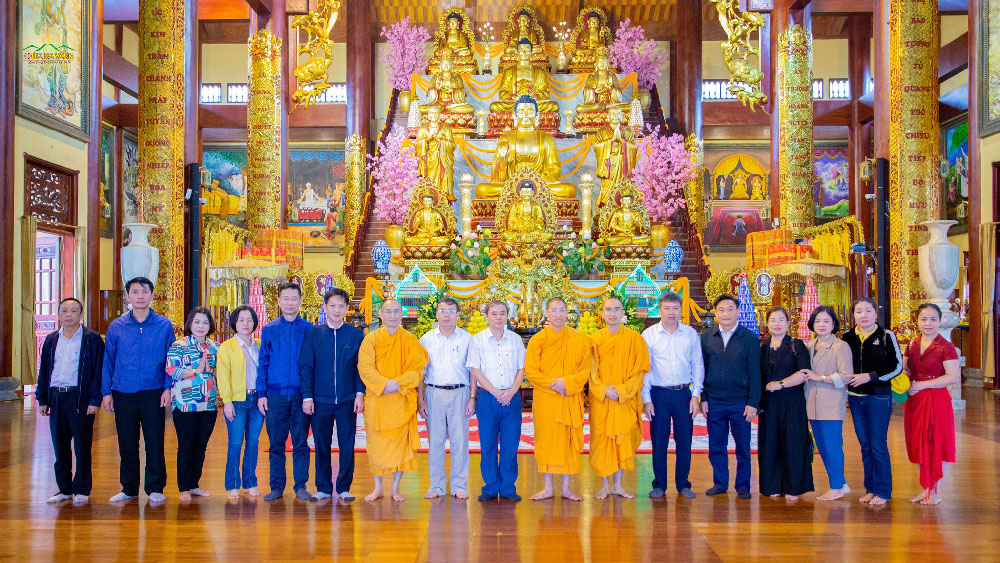 Vừa qua, đoàn Dân vận tỉnh Nghệ An do ông Phan Thanh Đoài - Phó Trưởng Ban Dân vận Tỉnh ủy làm trưởng đoàn đã có chuyến viếng thăm chùa Ba Vàng
