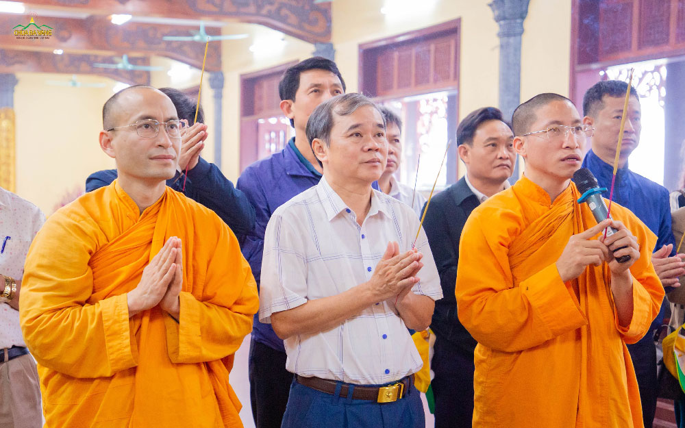 Tại đền thờ các Anh Hùng Liệt Sĩ, ông Phan Thanh Đoài - Phó Trưởng ban Dân vận Tỉnh ủy Nghệ An đã dâng hương tưởng niệm những người có công với đất nước
