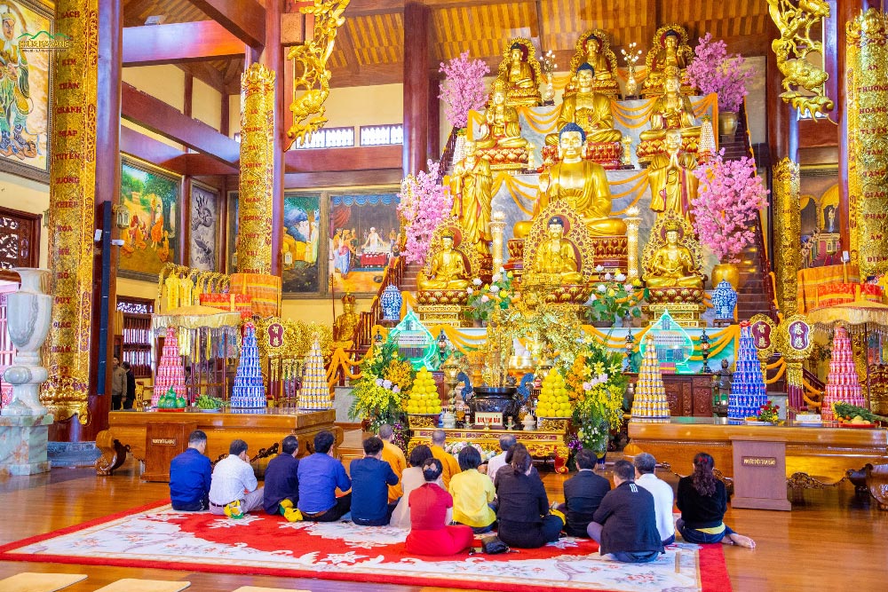 Được sự chỉ dạy trên Sư Phụ Thích Trúc Thái Minh, chư Tăng đã tiếp đón và tác lễ cầu an cho đoàn tại ngôi Chính Điện chùa Ba Vàng
