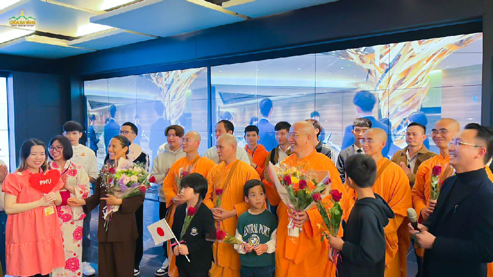 Các Phật tử xa xứ trên khắp đất nước Nhật Bản đón mừng Sư Phụ, chư Tăng và Cô Chủ nhiệm Phạm Thị Yến (Tâm Chiếu Hoàn Quán) tại sân bay Haneda  