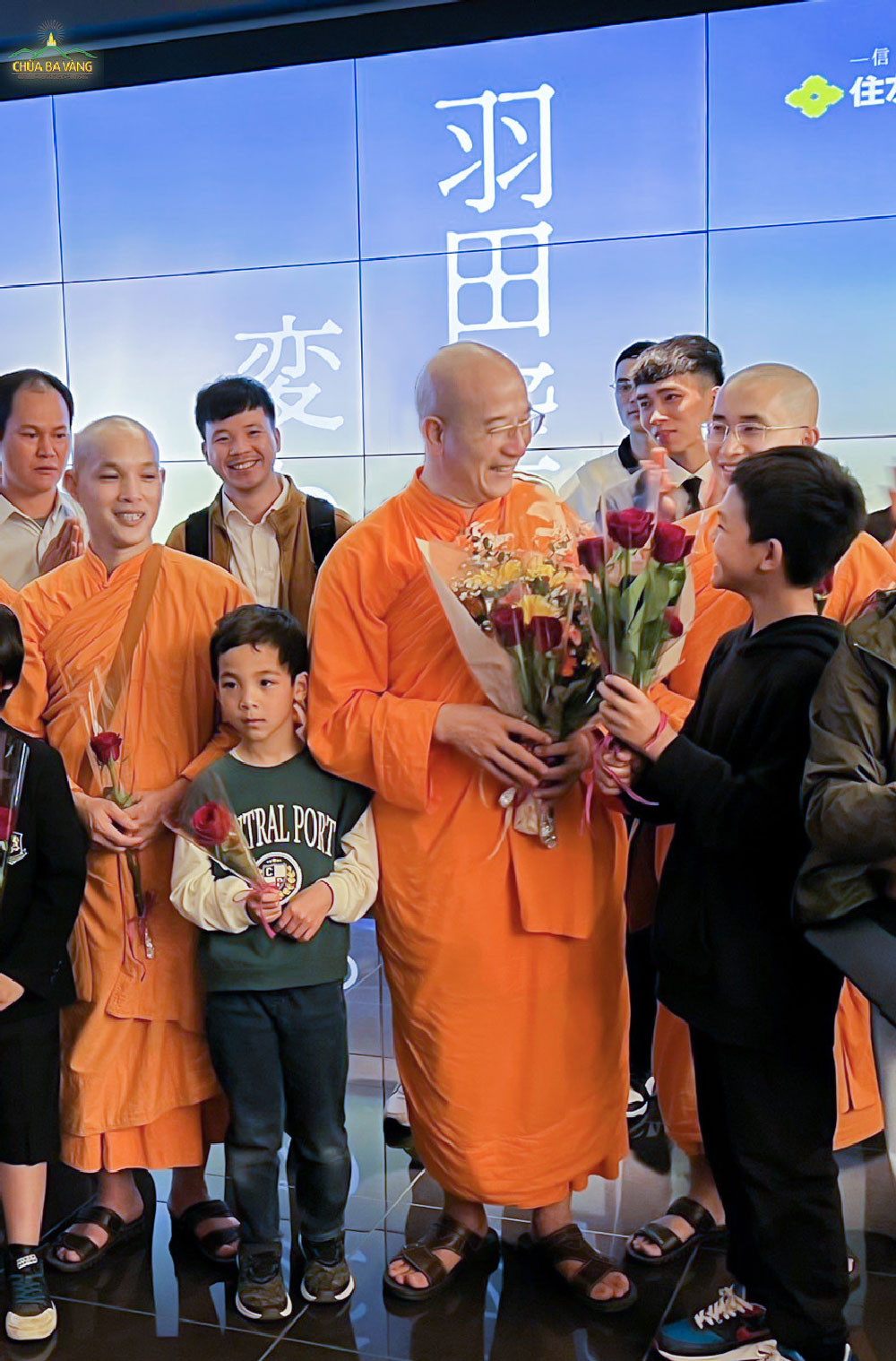 Các Phật tử nhí tại Nhật Bản dâng hoa cúng dường Sư Phụ
