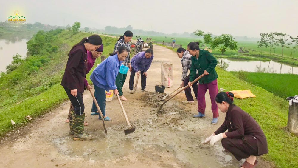 Mỗi người góp một chút sức, đoạn đường đồng tại xã Thiệu Quang, huyện Thiệu Hoá đã trở nên bằng phẳng hơn, bớt đi những ổ gà nguy hiểm.  