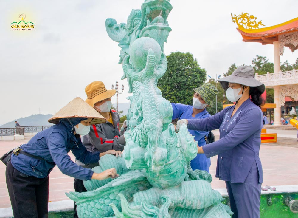 Chú rồng tại khu tượng Đức Phật đản sinh đã được lau rửa cẩn thận.