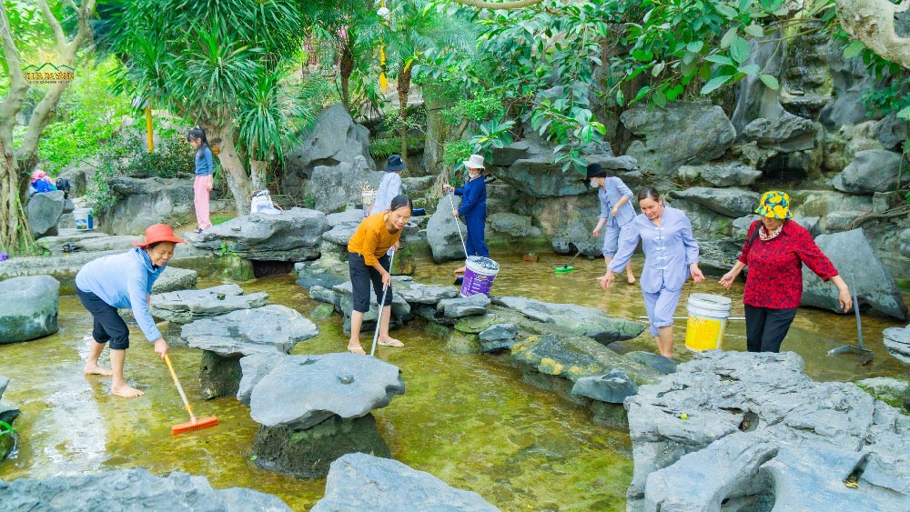 Các Phật tử cùng dọn hồ nước.