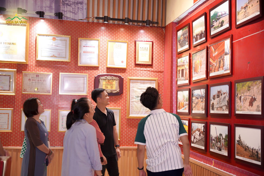 Hà Việt Hoàng đi tham quan bảo tàng của chùa  