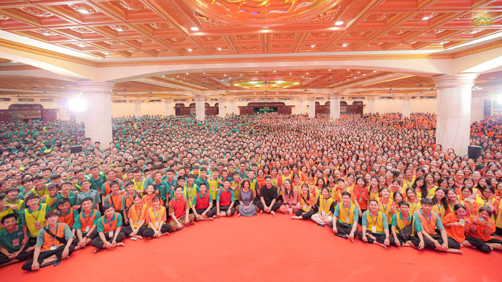 Việt Hoàng (áo đen) chụp hình với gần 6000 bạn khóa sinh tại Khóa tu mùa hè chùa Ba Vàng  