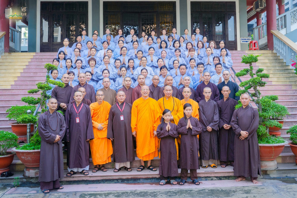 Kết thúc lễ cúng dường, các Phật tử rất hoan hỷ khi được chụp bức hình lưu niệm bên Thượng Tọa, Sư Phụ cùng chư tôn đức Tăng tại trường hạ thiền viện Quảng Đức - Văn phòng II Trung ương Giáo hội Phật giáo Việt Nam.  